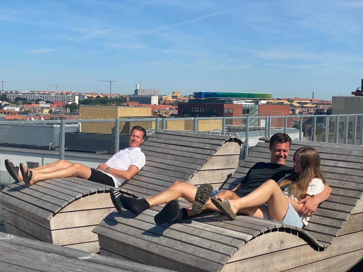Modern Central Apt With Rooftop, Privat Balcony, & Free Parking, Steps From Aarhus Attractions Exterior foto